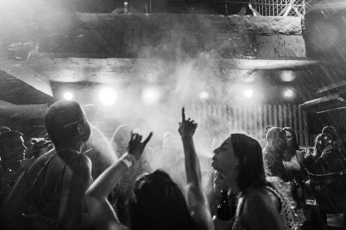 Foto em preto e branco de pessoas dançando em clube