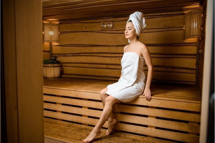 Mulher de toalha em sauna de clube