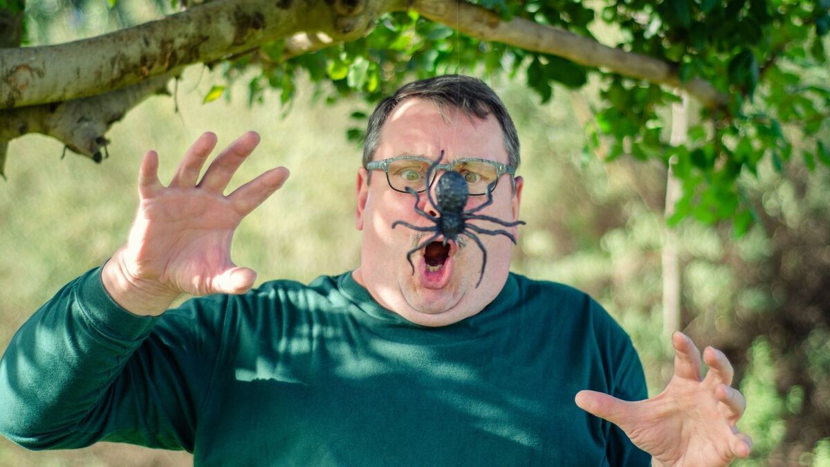 Homem tomando susto com aranha.