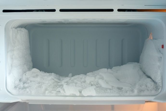 Vista superior de freezer vazio com gelo
