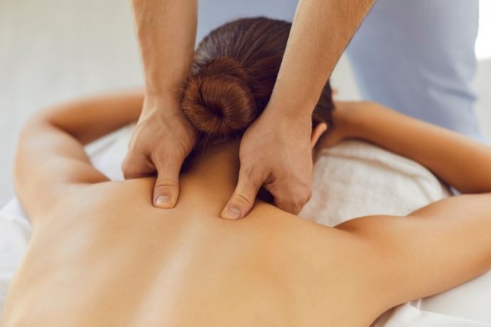 Mulher recebendo massagem no pescoço 