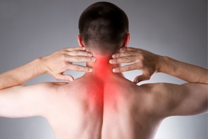 Homem de costas com pescoço ilustrado de vermelho simbolizando dor