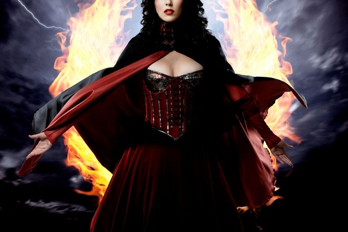 Pomba gira Maria Quitéria de vestido vermelho e preto.