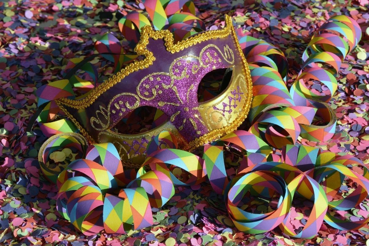 Máscara e confetes de carnaval.