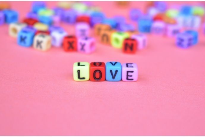 Palavra "love" formada por pequenos quadradinhos