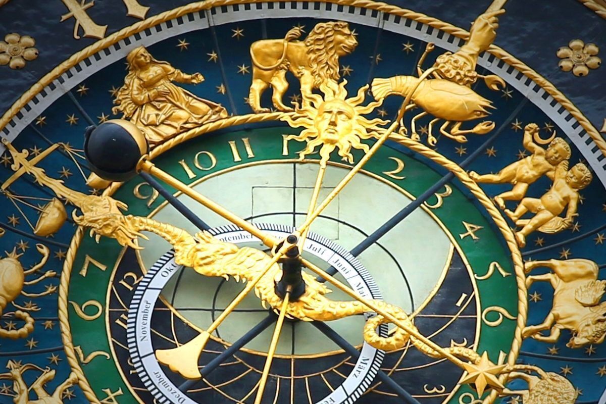 Relógio com signos do zodíaco.