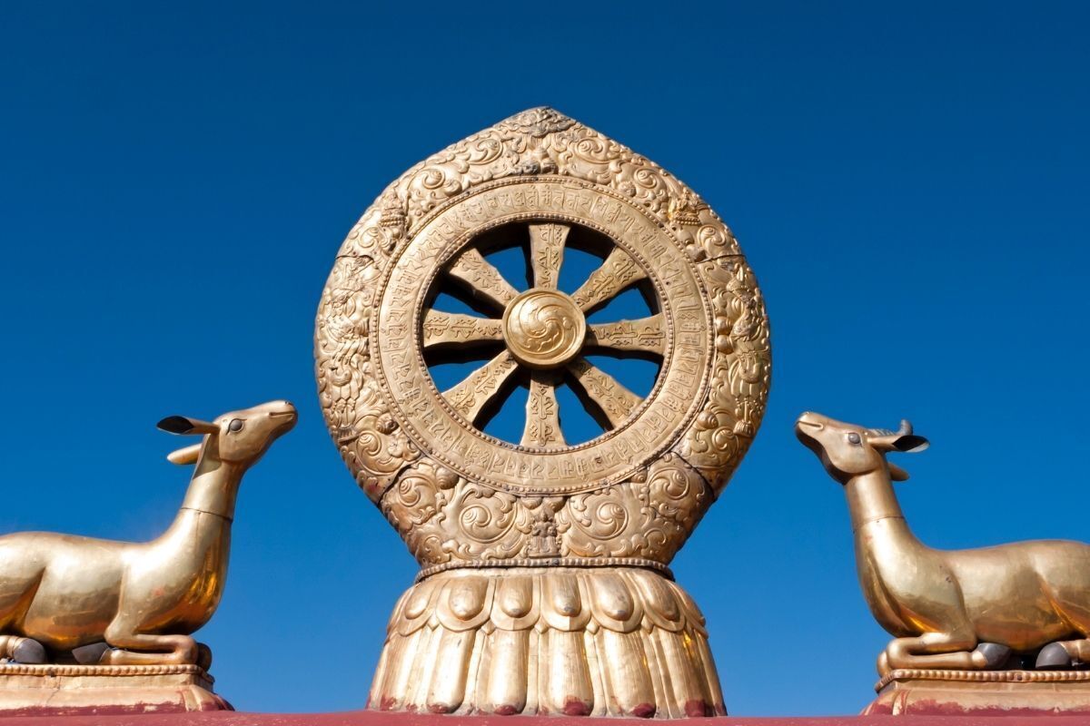 Estátua da roda do Dharma.