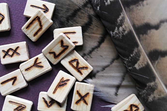 Várias runas feitas de madeira