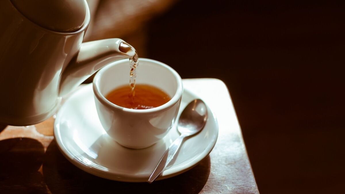 Bule servindo chá em uma xícara.