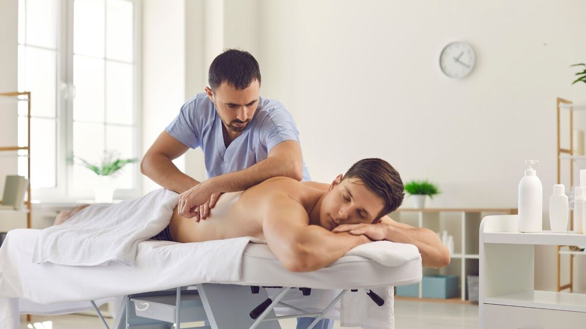 Homem recebendo massagem.