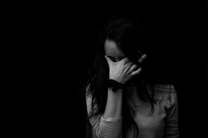 Foto em preto e branco de mulher deprimida 