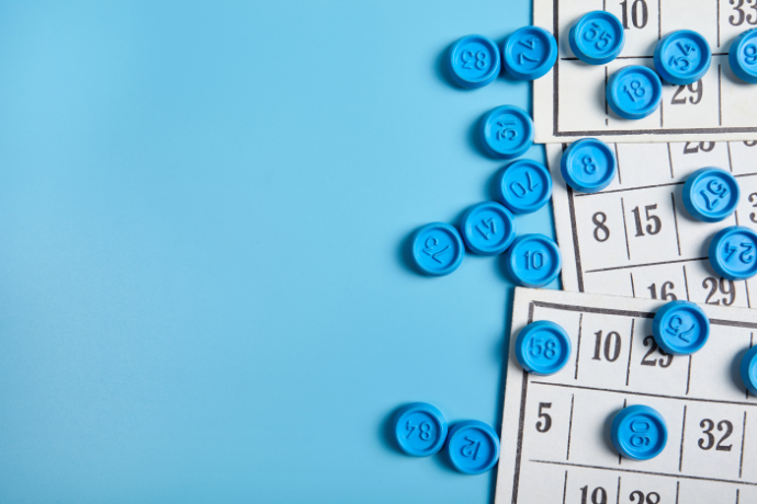 Cartelas de bingo e botões azuis 