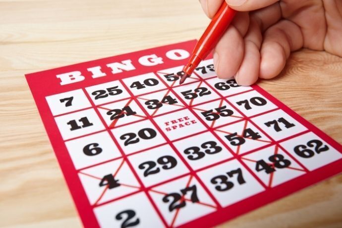 Pessoa riscando cartela de bingo