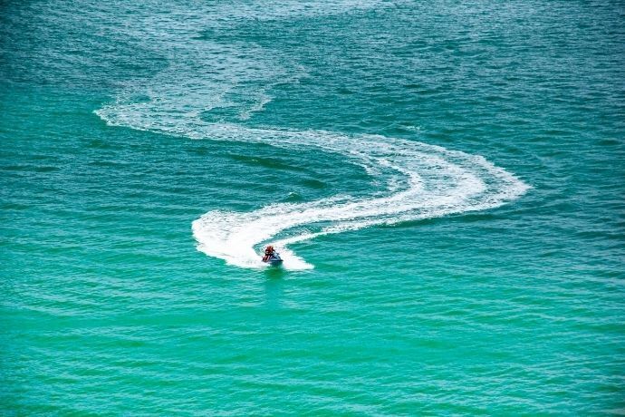 Jet ski fazendo caminho na água 