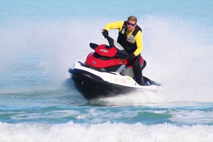 Homem dirigindo jet ski no mar