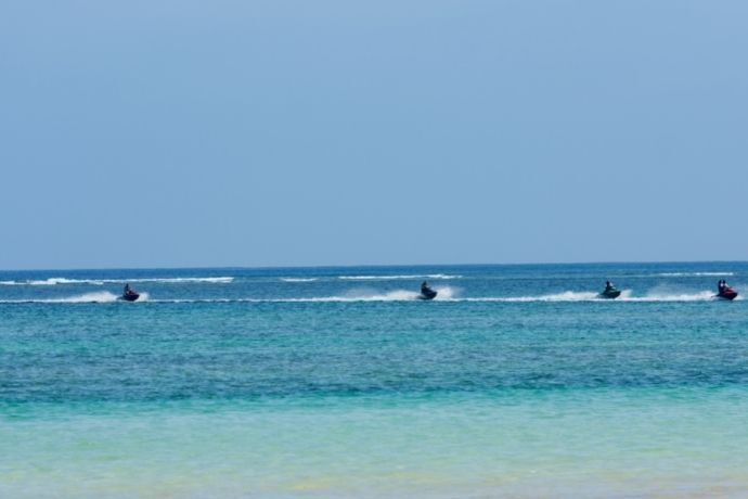 Quatro jet skis no mar