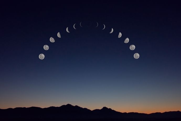 Ilustração com luas em diferentes fases no céu