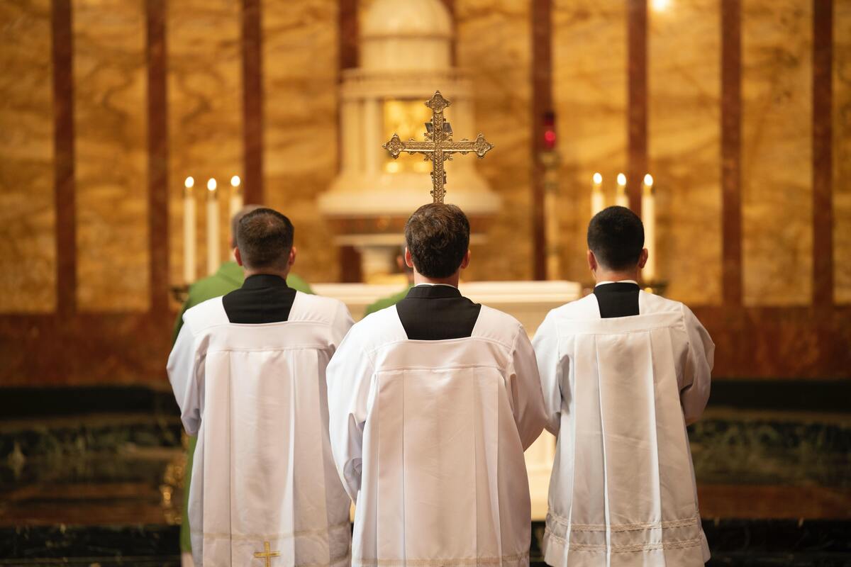 Três padres rezando