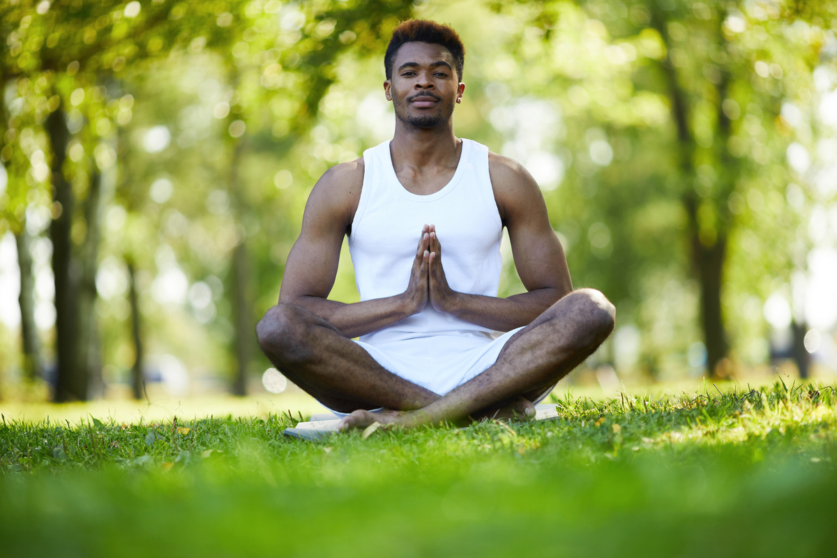 Homem meditando com Namastê