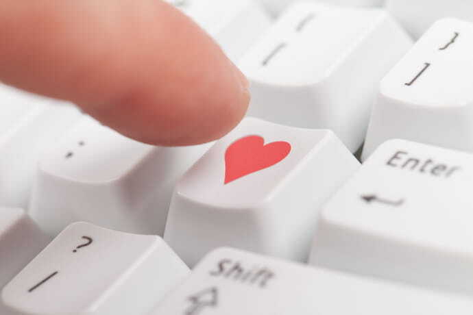 teclado com símbolo de coração
