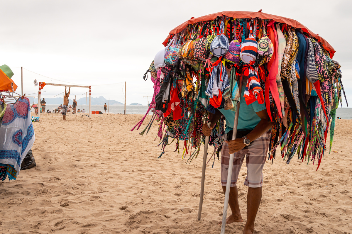 Vendedor ambulante vendendo biquínis na praia