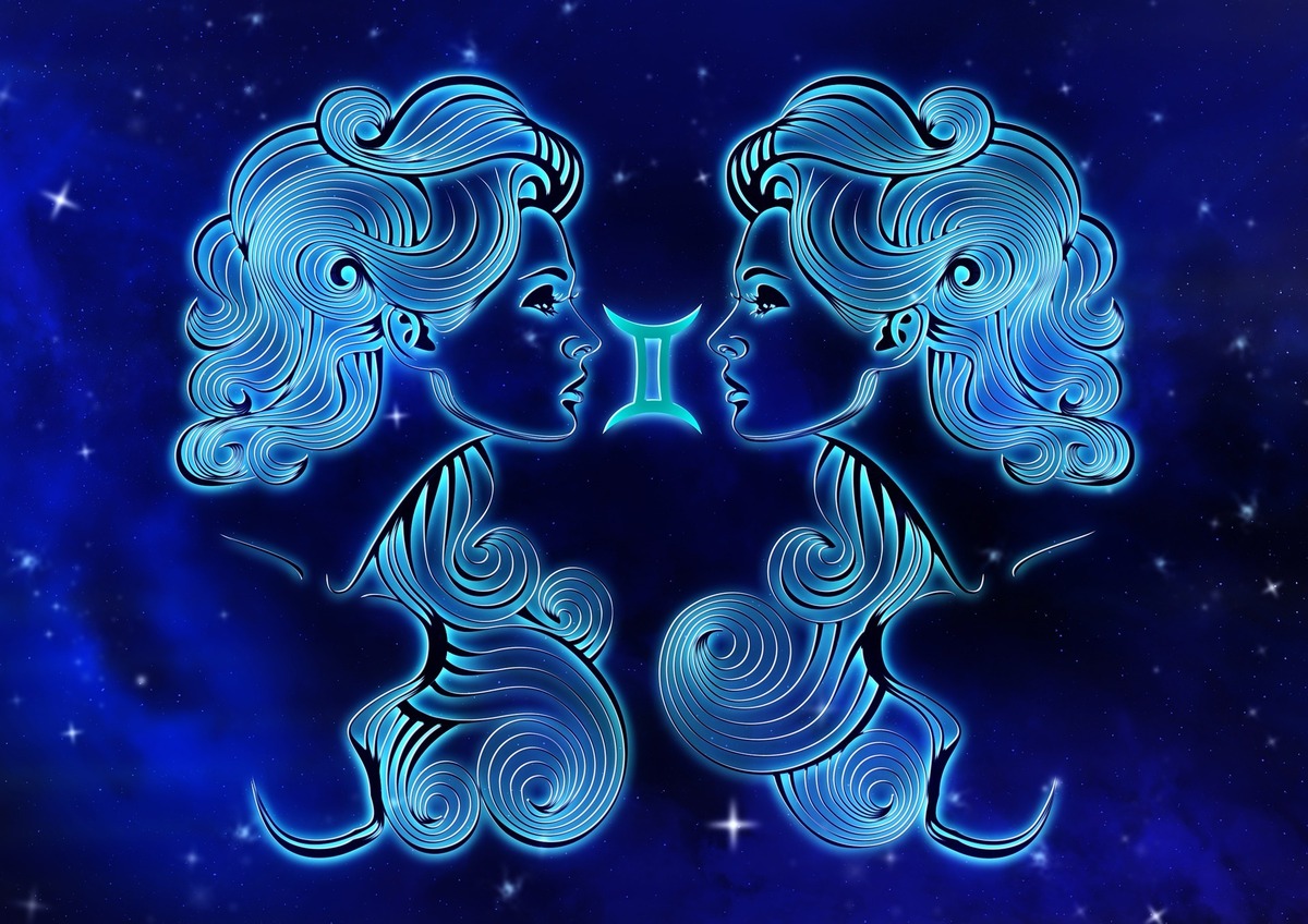 Desenho de duas mulheres, uma encarando a outra, em fundo de céu estrelado, com o símbolo de Gêmeos entre elas.