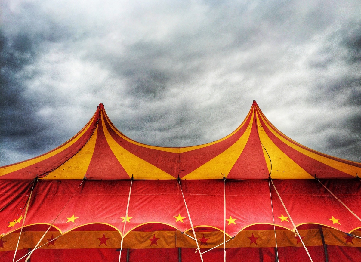 Lona de circo vermelha e amarela vista de baixo. 