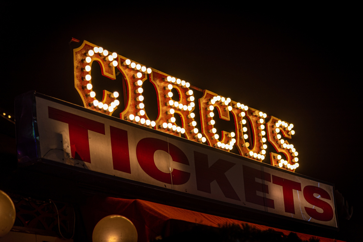 Placa iluminada com o dizer 'Circus', que significa 'circo' em inglês.