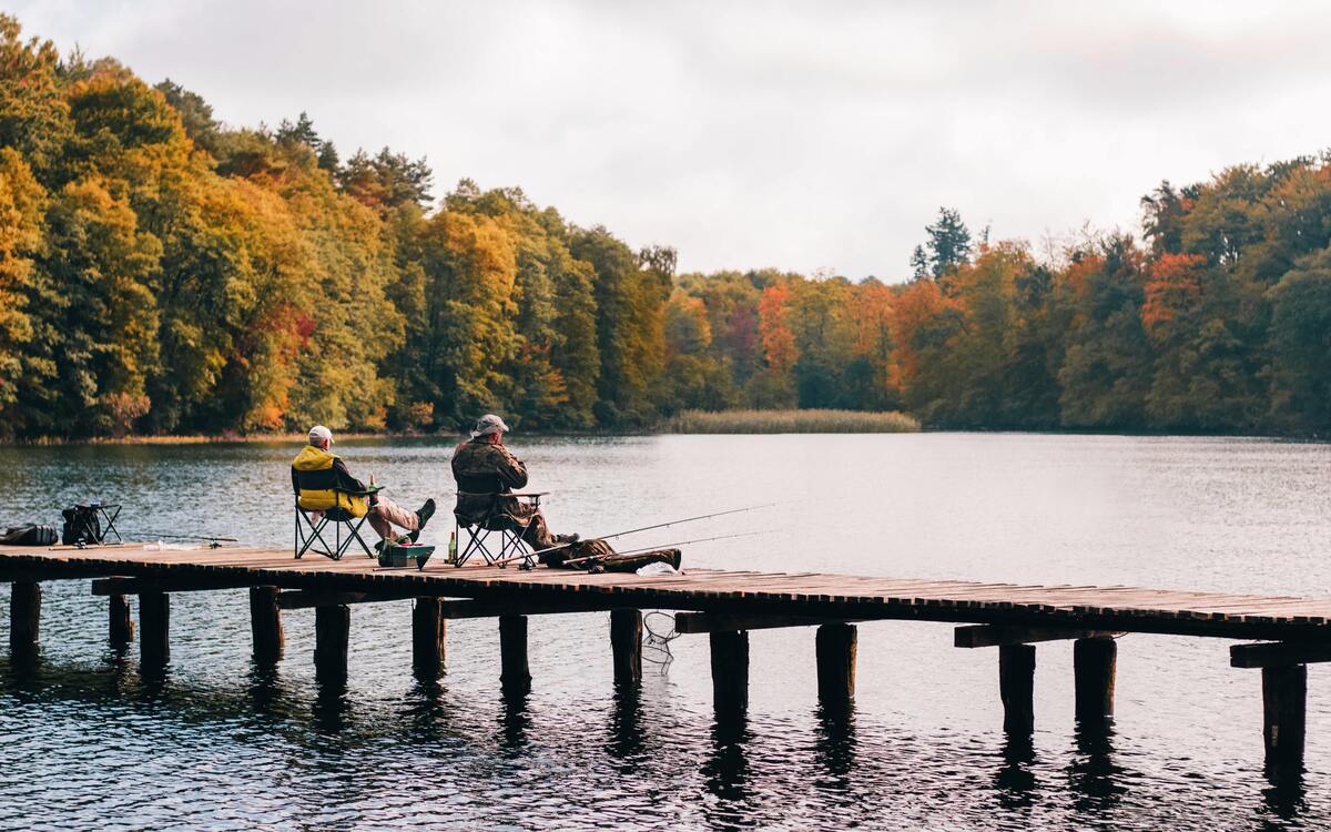 Homens pescando em um lago