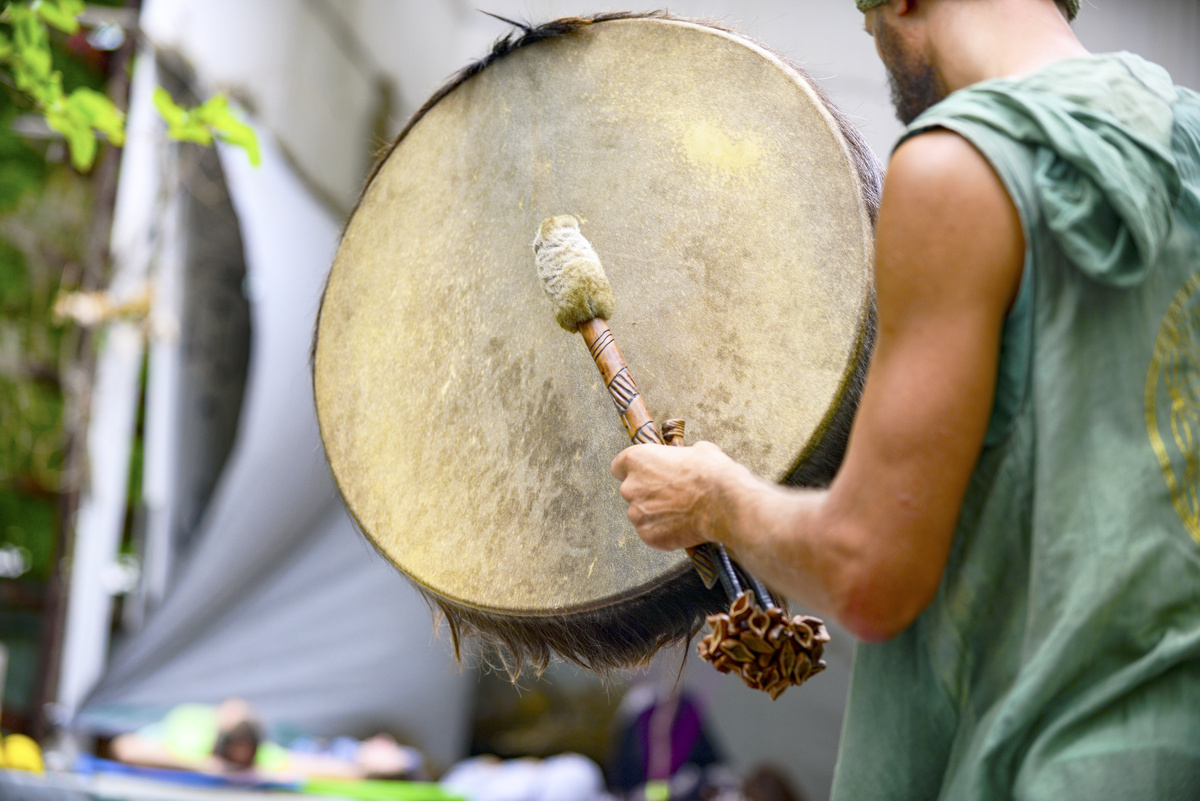 Xamã tocando tambor em ritual