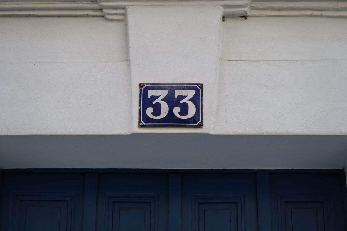 33 número de casa em parede.