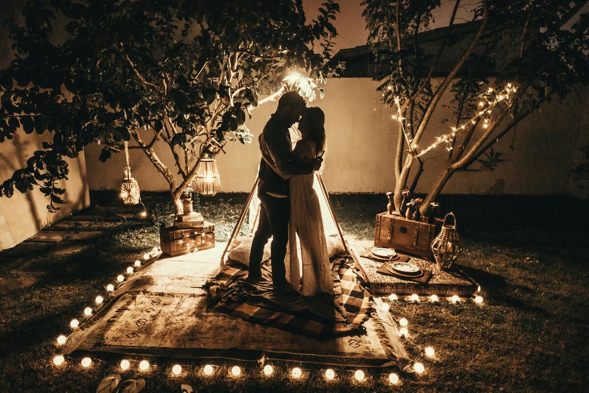 Casal em encontro romântico à luz de velas. 
