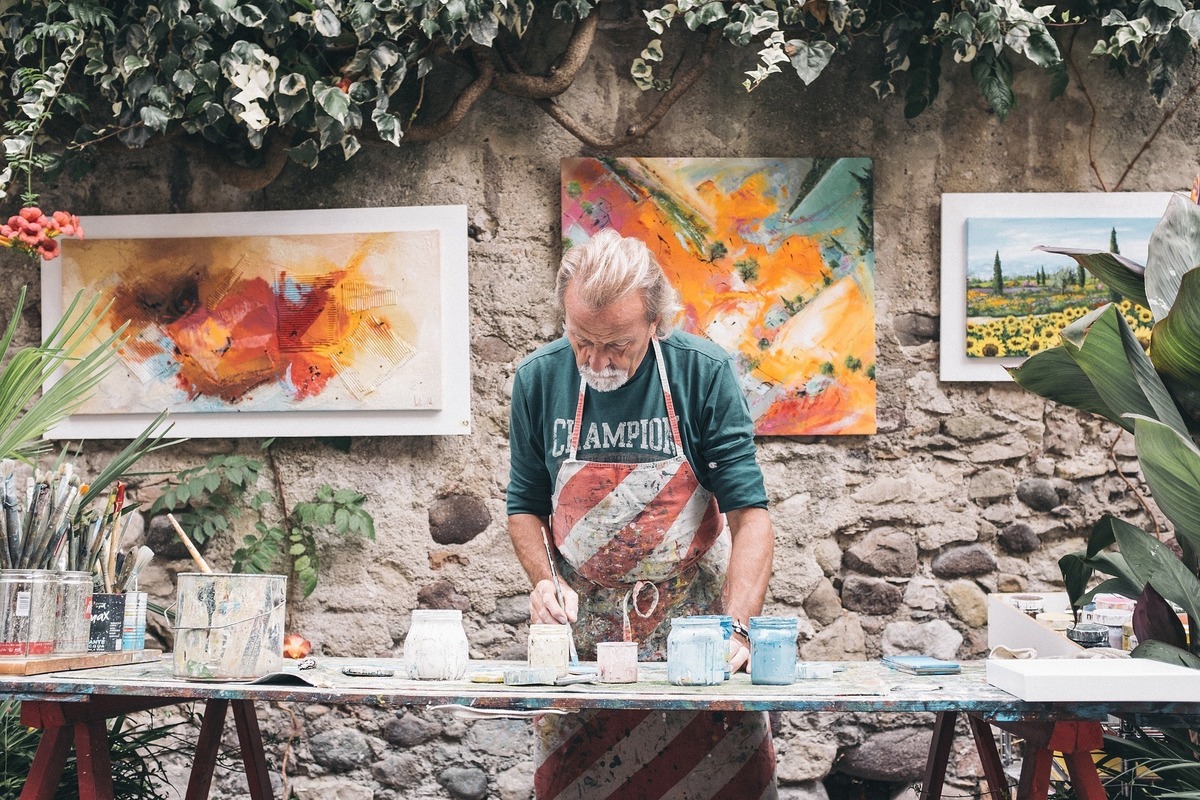 Homem pintando quadros.