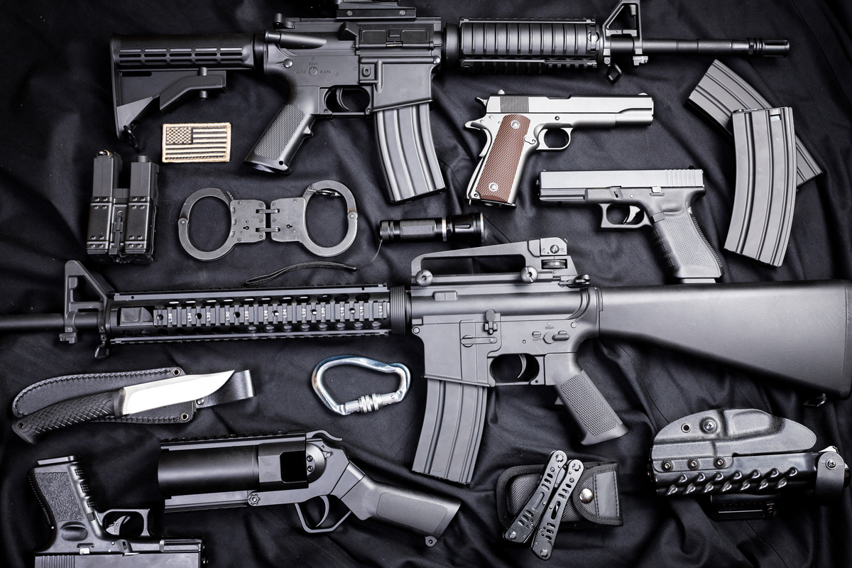 Muitas armas diferentes em uma mesa.