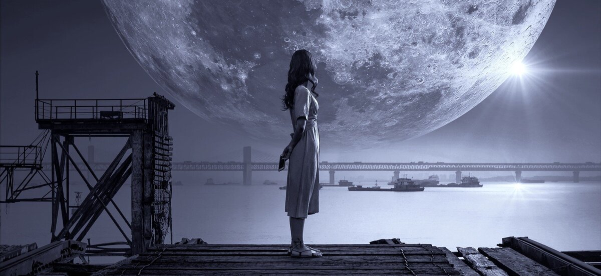 Mulher olhando para a Lua. 
