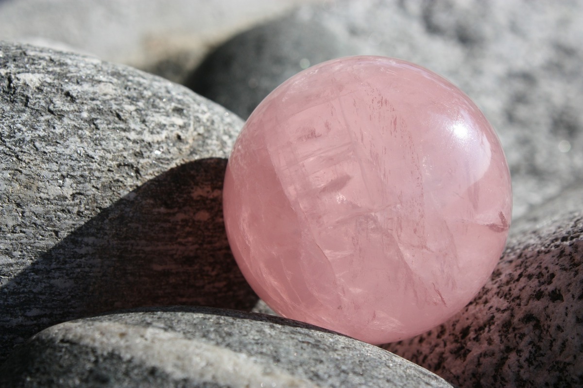 Pedra de quartzo rosa em formato de esfera.