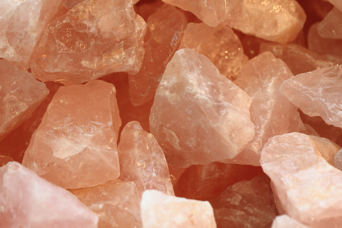 Várias pedras de quartzo rosa juntas umas das outras. 