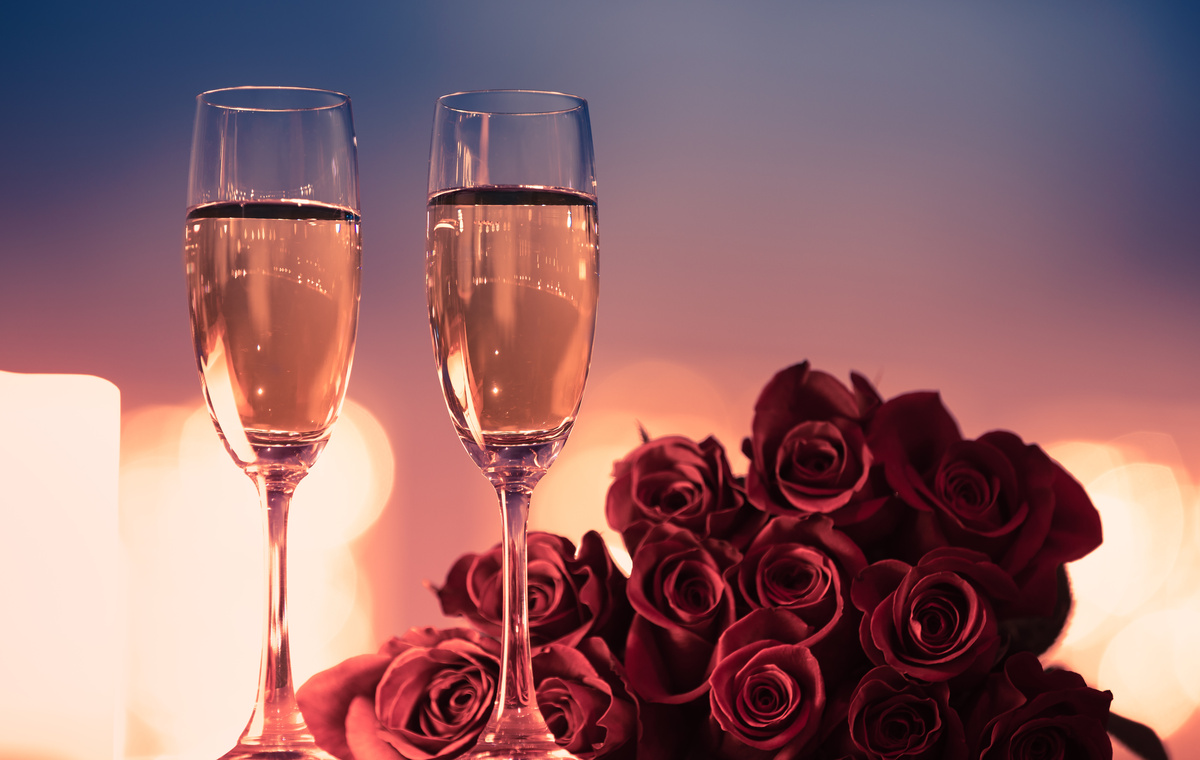 Taças de champagne e rosas.