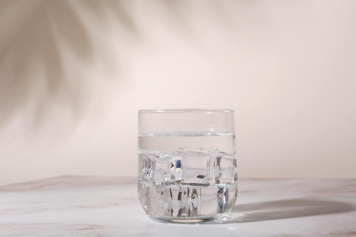 Copo de vidro com água limpa e cristalina