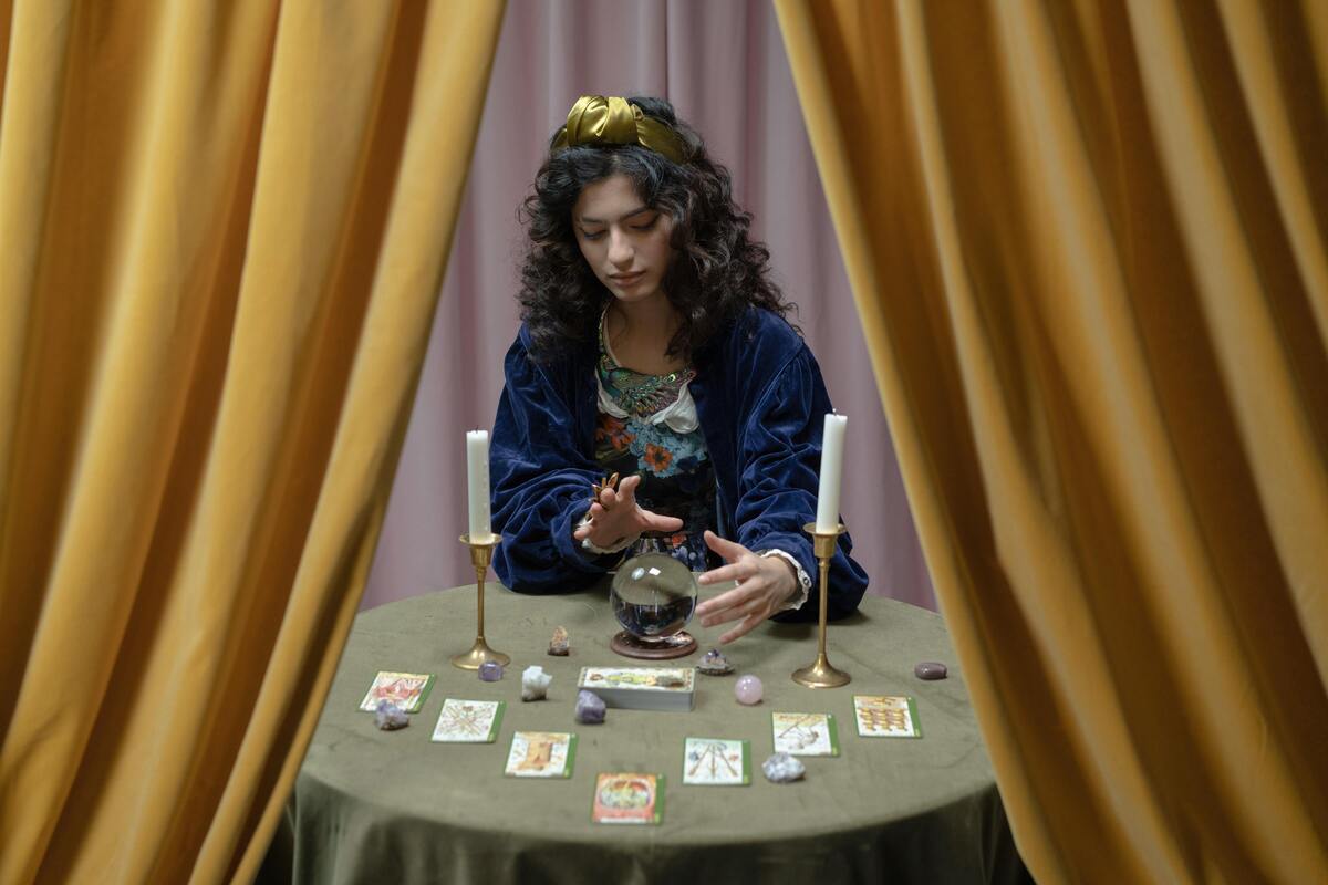 Cigana analisando as cartas do baralho