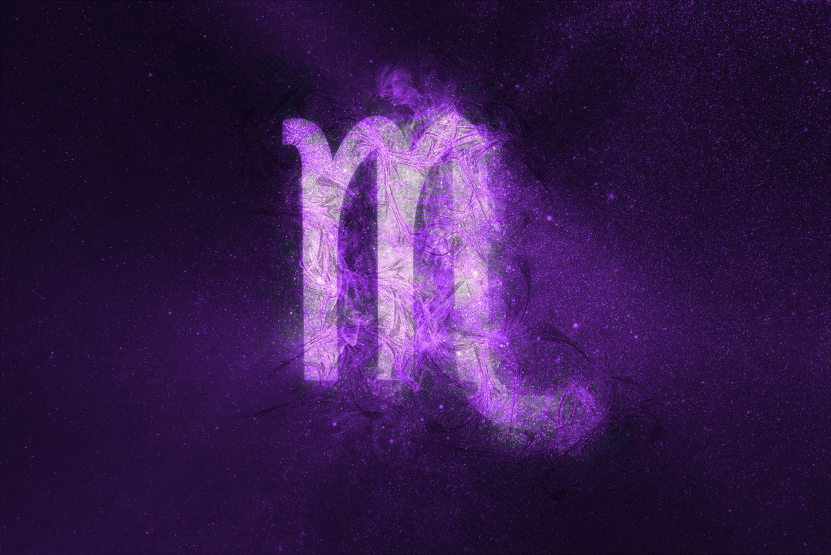 O símbolo de Escorpião (a letra M com uma cauda pontuda ao final) em volta de névoa de galáxia da cor roxa.