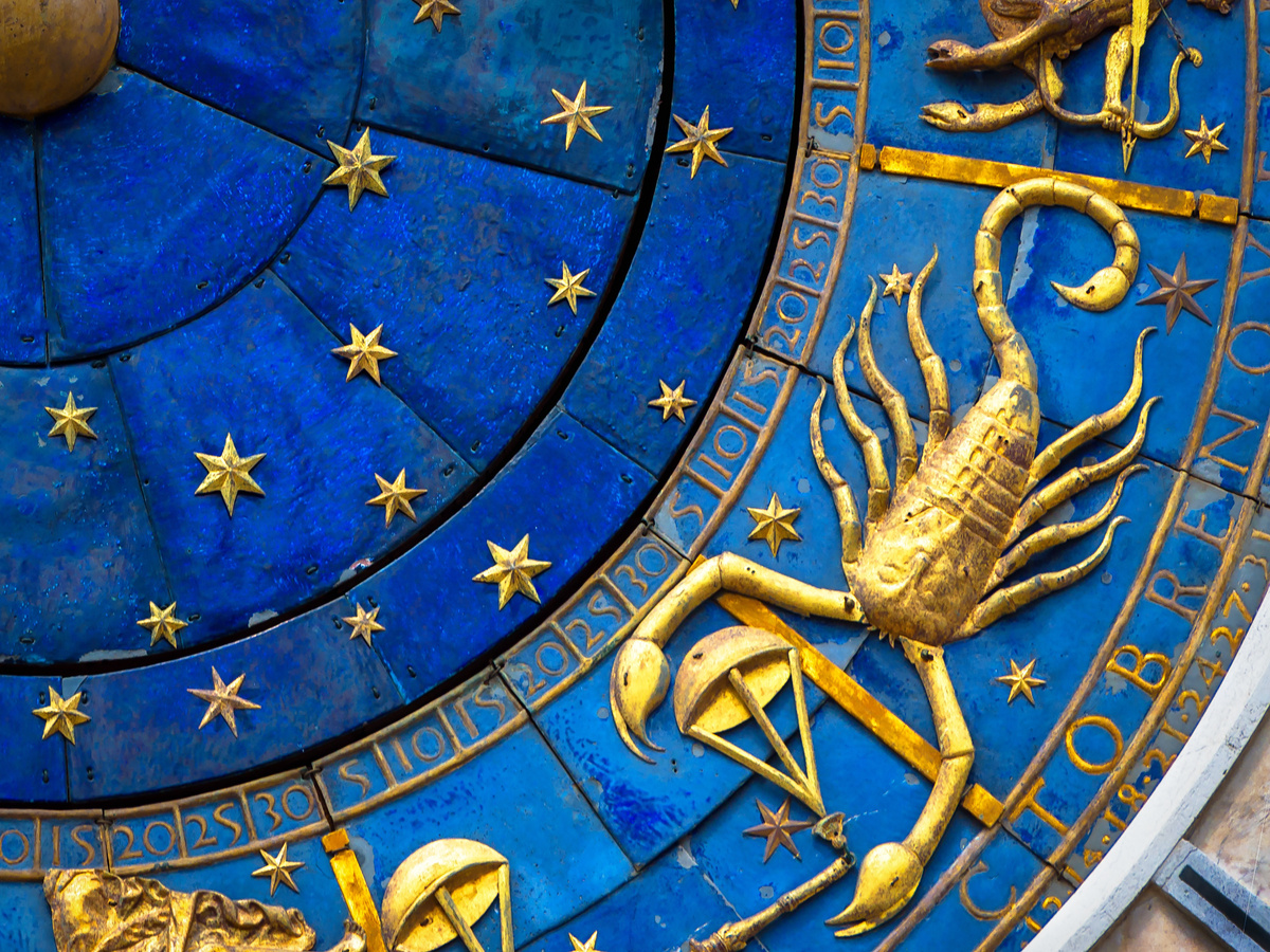 Escorpião dourado em roda astrológica, representando signo de mesmo nome.