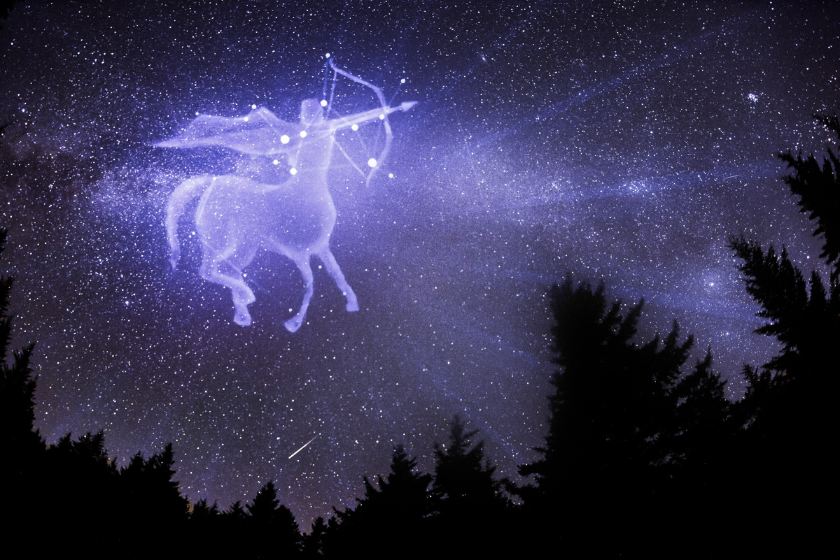 Figura de centauro formada no céu estrelado com a constelação de Sagitário como guia.