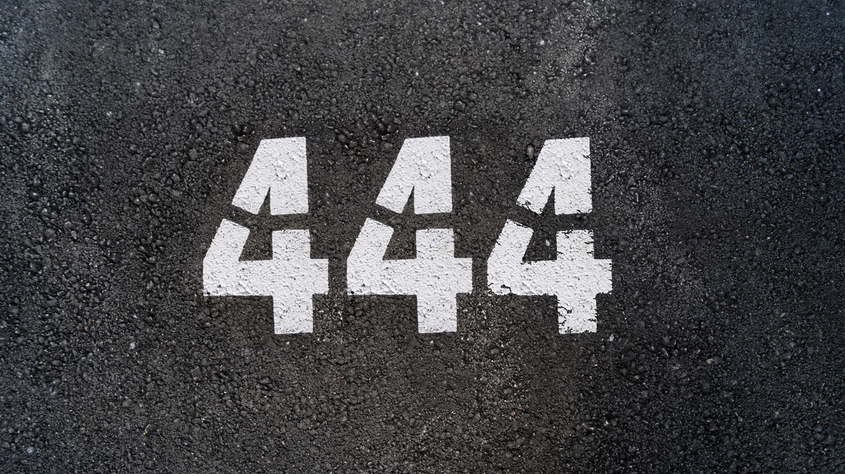 número 444 pintado em branco no asfalto.