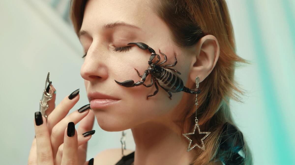 Mulher com escorpião no rosto