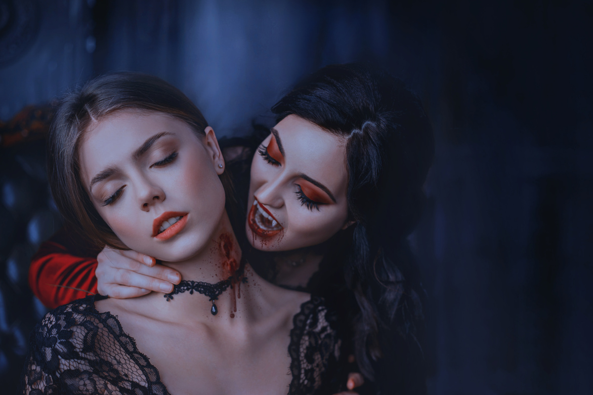 Vampiro mordendo vítima e bebendo sangue