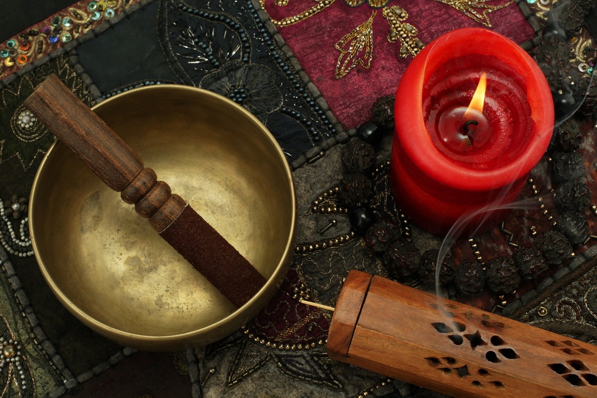Pequeno pote com esmagador, vela vermelha e defumador, elementos utilizados em diversos rituais de amarração amorosa.