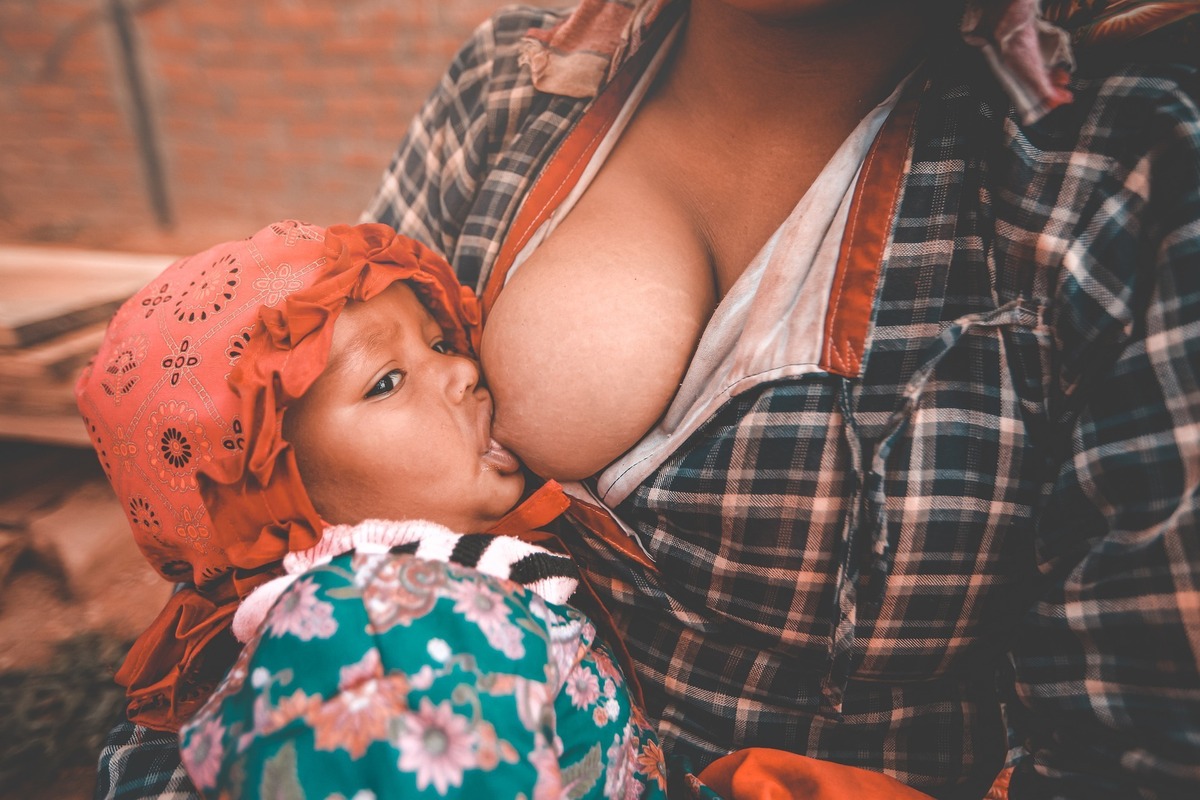 Mãe amamentando bebê com leite