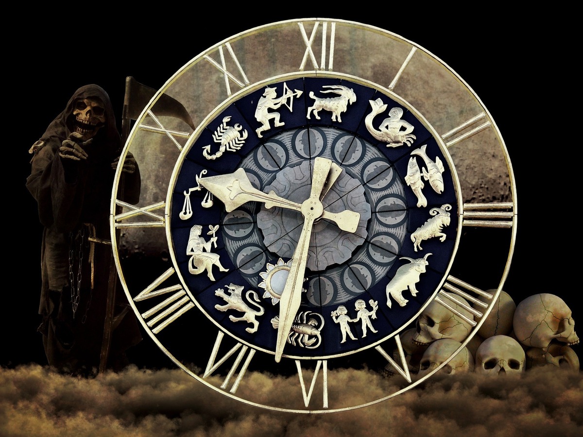 Relógio com símbolos dos signos no lugar das horas.
