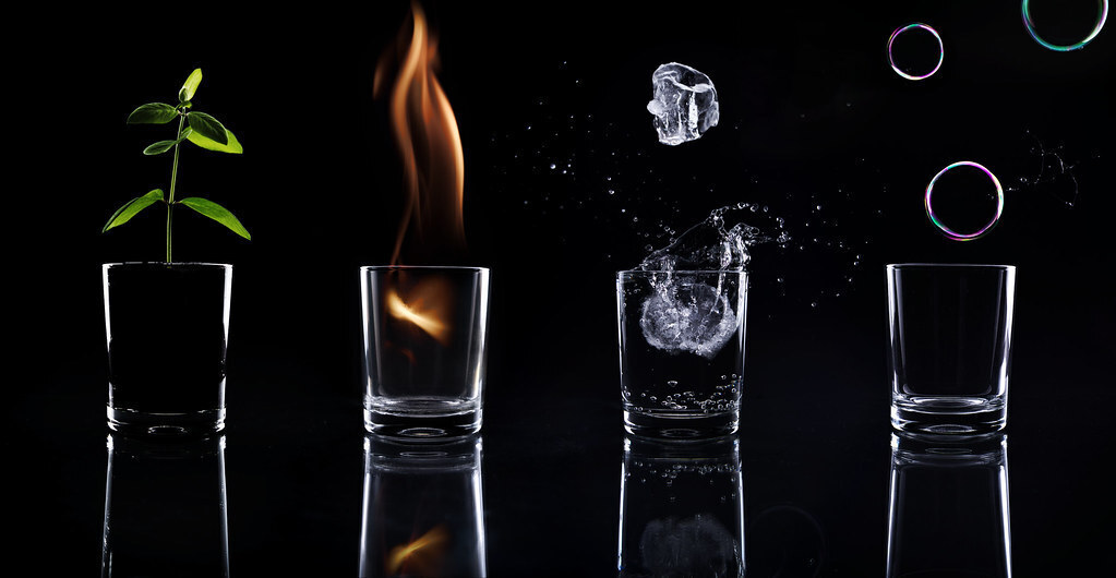 Os quatro elementos (água, fogo, terra e ar) representados em copos.
